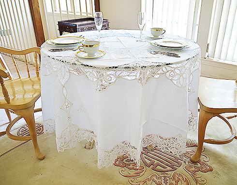 Battenburg Round tablecloth. 88" Round. Wtih 12 napkins.White - Click Image to Close